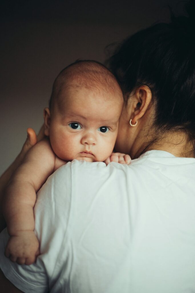 आई बाळाला दूध पाजल्यानंतर ढेकर देताना