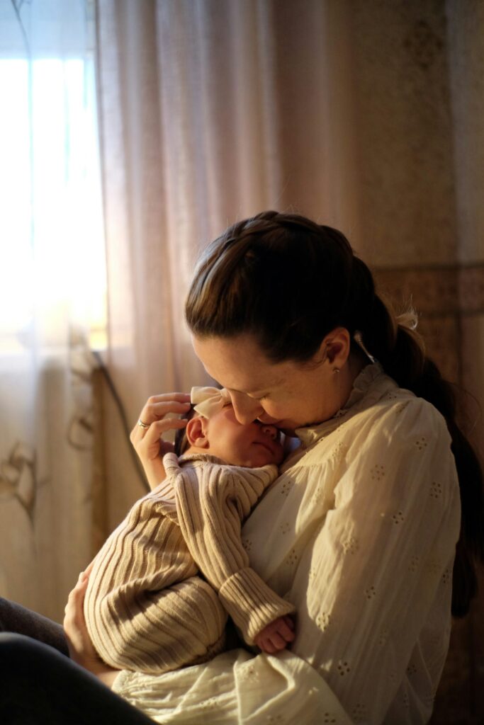 नवजात बाळाची काळजी कशी घ्यावी – mother holding newborn baby