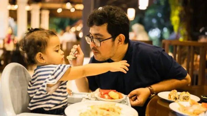 आई बाळाला खाऊ घालताना – toddler feeding tips Marathi