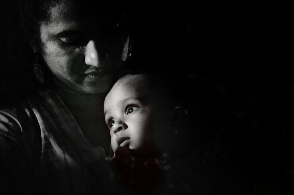 रात्री अचानक रडणारे लहान बाळ आणि त्याला शांत करणारी आई