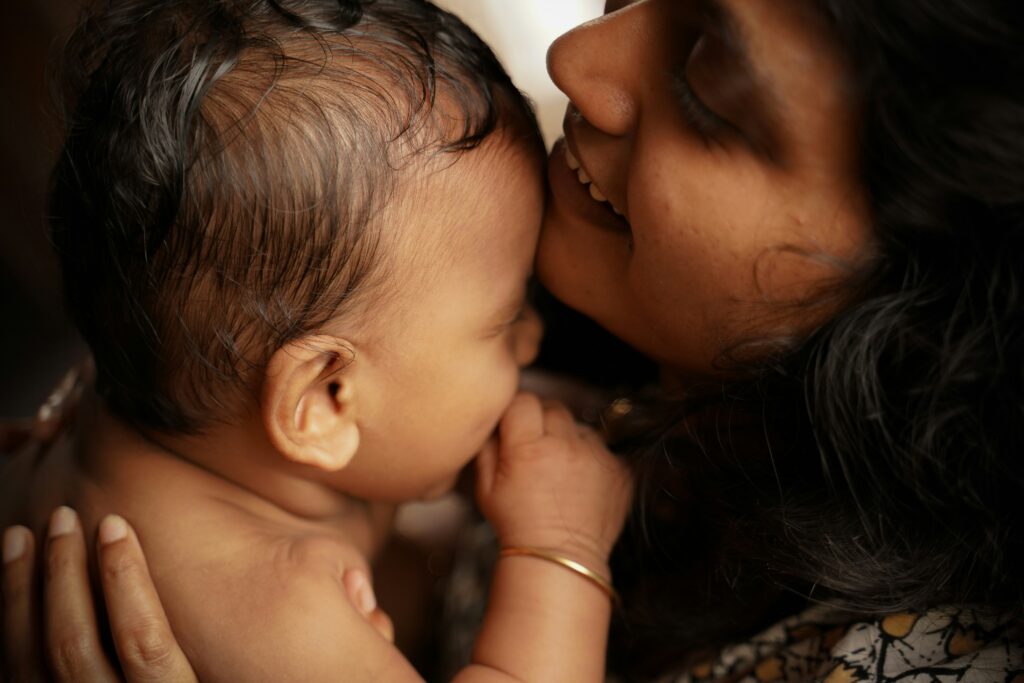 दात येत असल्यामुळे अस्वस्थ झालेले लहान बाळ