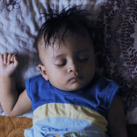 झोपेत बाळाच्या डोक्याला घाम येणे